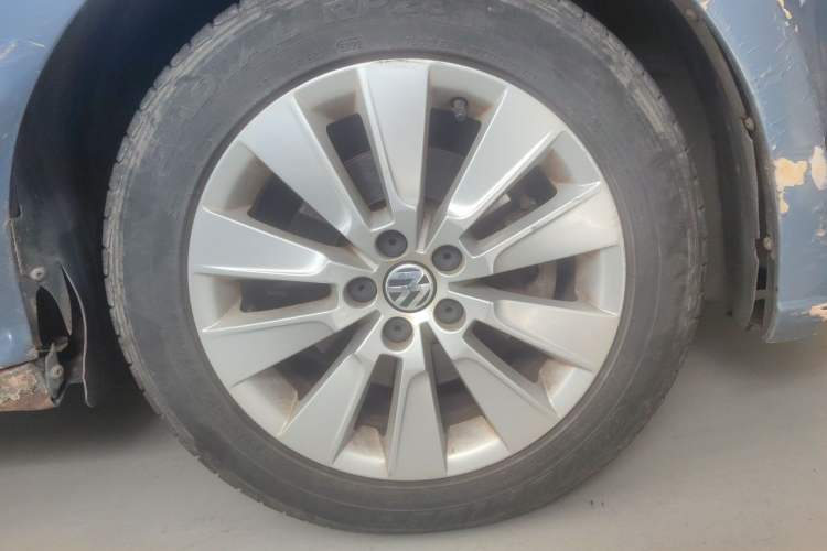 Used Volkswagen Lavida 2013 1.6L Automatic Comfort Edition Right Front Wheel Hub