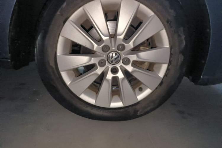 Used Volkswagen Lavida 2013 1.6L Manual Comfort Edition Right Front Wheel Hub