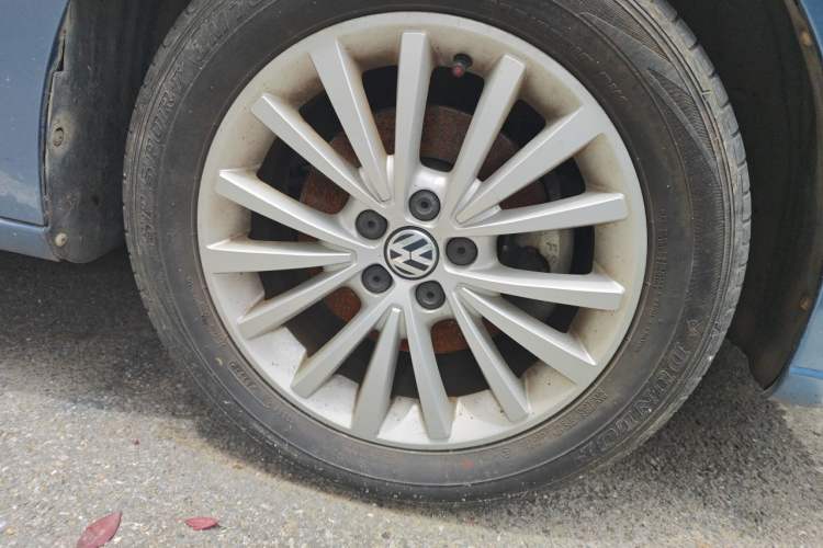 Used Volkswagen Lavida 2013 Revised Version 1.6L Automatic Luxury Edition Right Front Wheel Hub