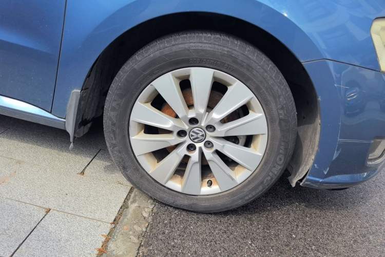 Used Volkswagen Lavida 2013 1.4TSI Manual Comfort Edition Right Front Wheel Hub