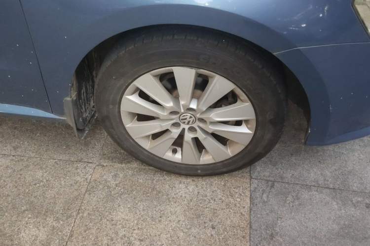 Used Volkswagen Lavida 2013 1.6L Automatic Comfort Edition Right Front Wheel Hub