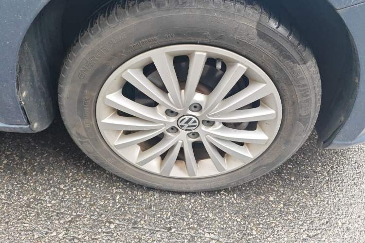 Used Volkswagen Lavida 2013 Revised Version 1.6L Automatic Luxury Edition Right Front Wheel Hub