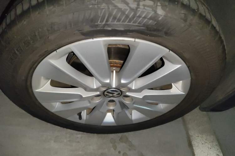 Used Volkswagen Lavida 2013 Restyled Classic 1.6L Automatic Comfort Edition Right Front Wheel Hub