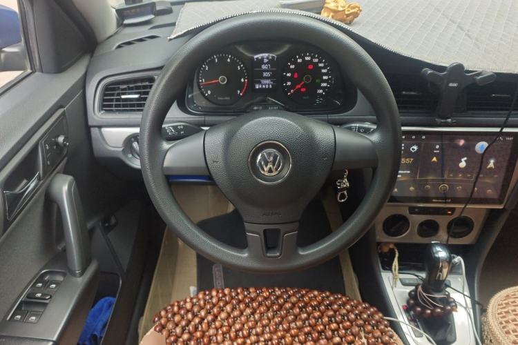 Used Volkswagen Lavida 2013 1.6L Automatic Fashion Edition Steering Wheel