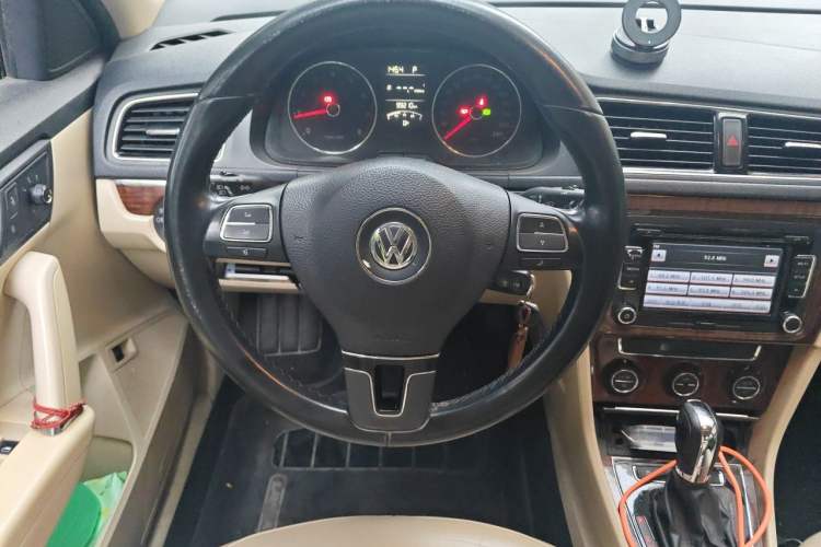 Used Volkswagen Lavida 2013 Revised Version 1.6L Automatic Luxury Edition Steering Wheel