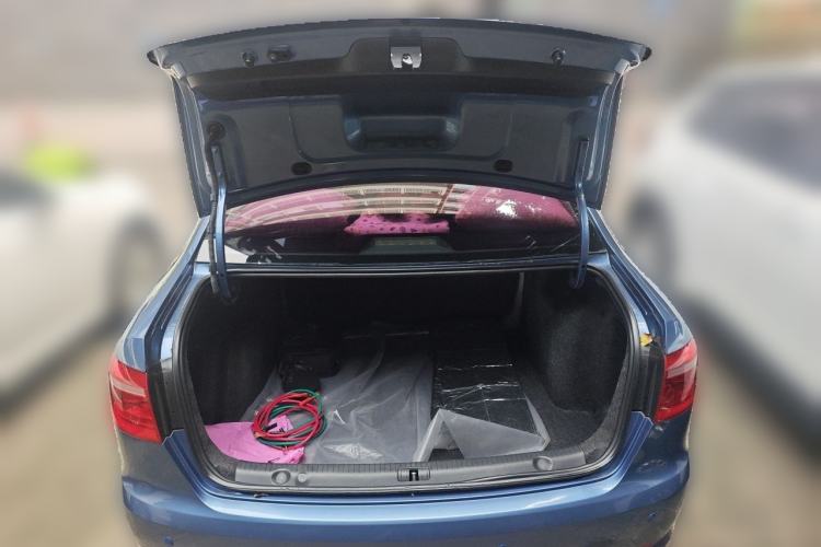 Used Volkswagen Lavida 2013 1.6L Automatic Fashion Edition Trunk