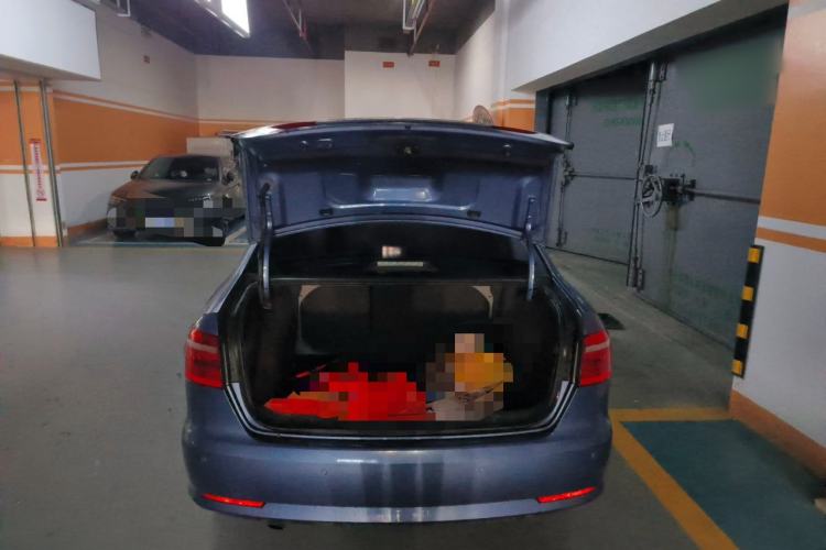 Used Volkswagen Lavida 2013 1.6L Manual Comfort Edition Trunk