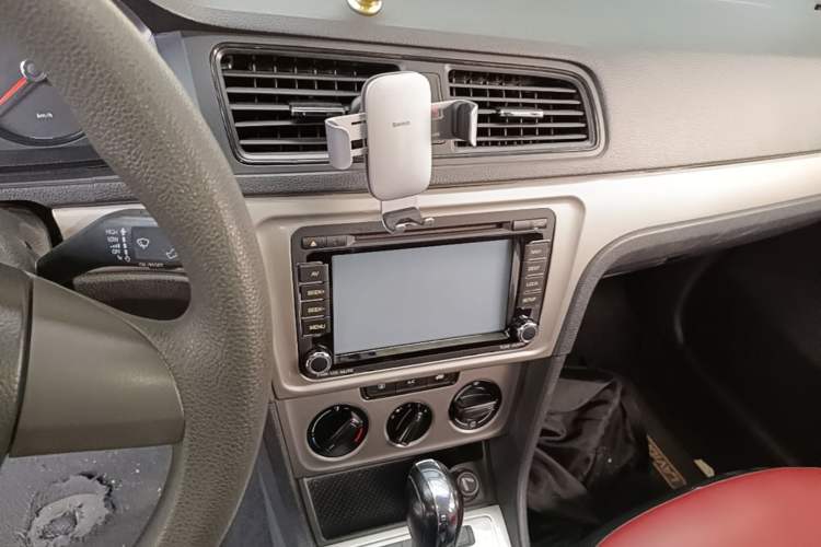 Used Volkswagen Lavida 2013 Revised Classic 1.6L Automatic Fashion Edition Audio And AC Panel