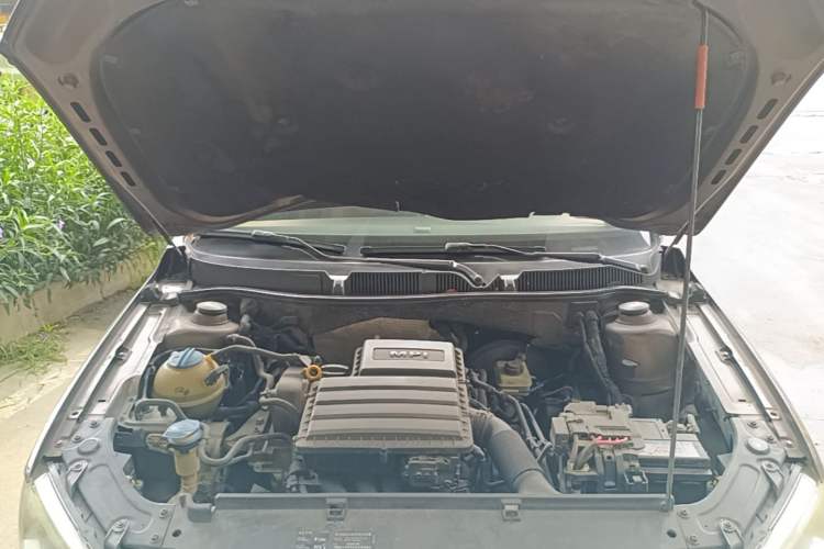 Used Volkswagen Lavida 2013 Revised Classic 1.6L Automatic Fashion Edition Engine Bay