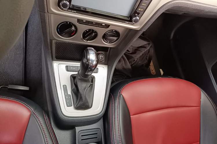 Used Volkswagen Lavida 2013 Revised Classic 1.6L Automatic Fashion Edition Gear Lever