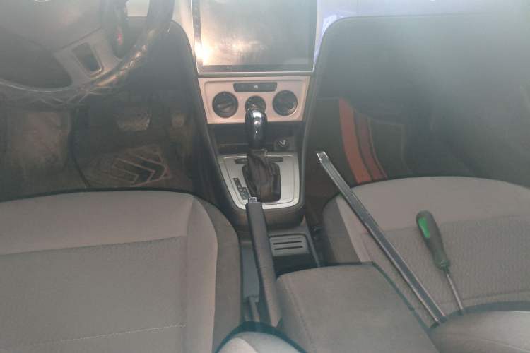 Used Volkswagen Lavida 2013 Revised Classic 1.6L Automatic Fashion Edition Gear Lever