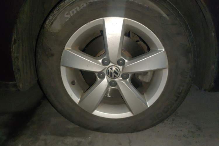 Used Volkswagen Lavida 2013 1.6L Automatic Fashion Edition Right Front Wheel Hub