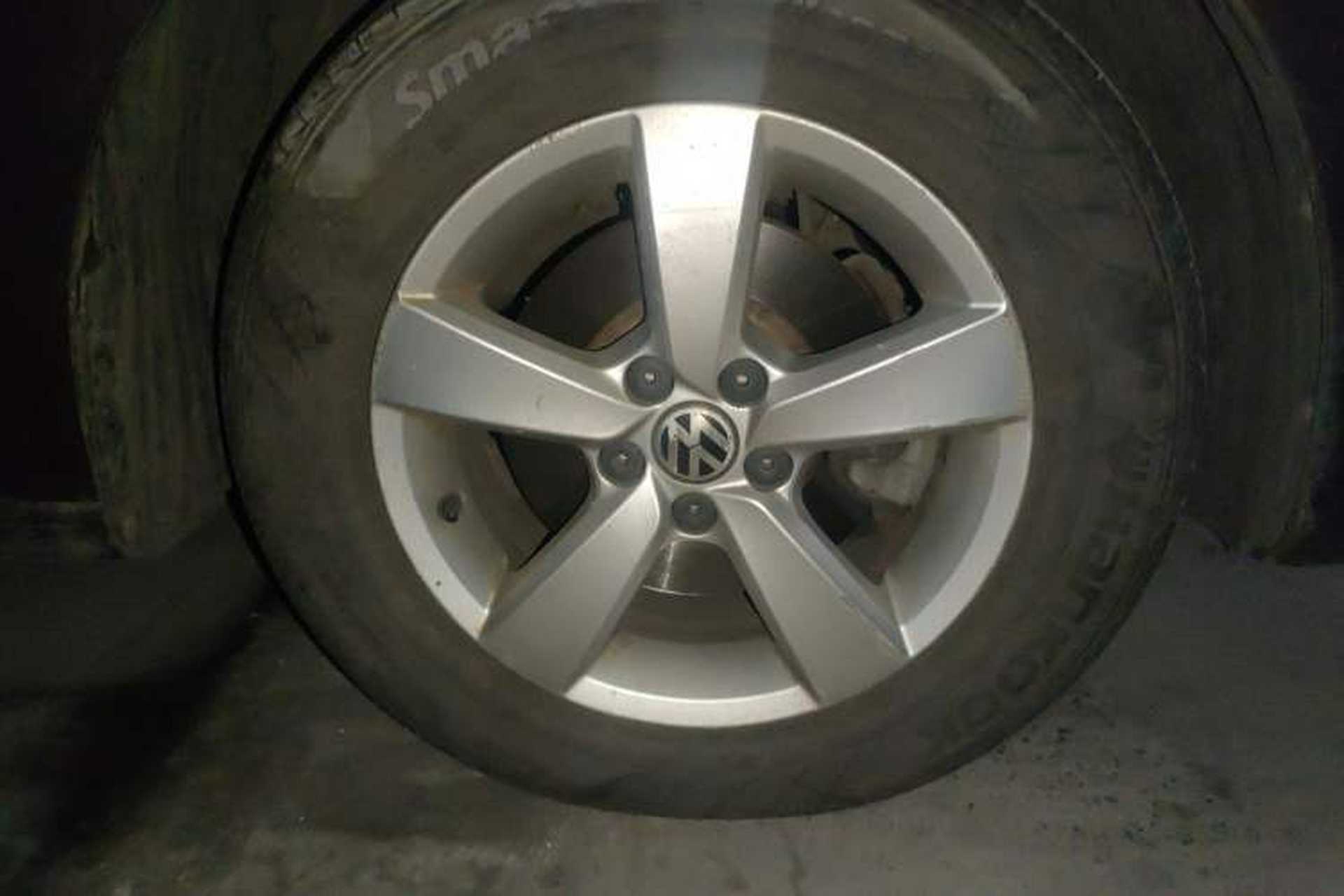 Used Volkswagen Lavida 2013 1.6L Automatic Fashion Edition Right Front Wheel Hub