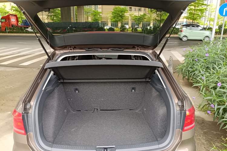 Used Volkswagen Lavida 2013 Revised Classic 1.6L Automatic Fashion Edition Trunk