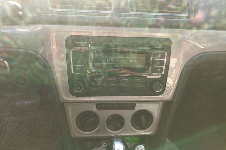 Used Volkswagen Lavida 2013 1.6L Automatic Fashion Edition Audio And AC Panel