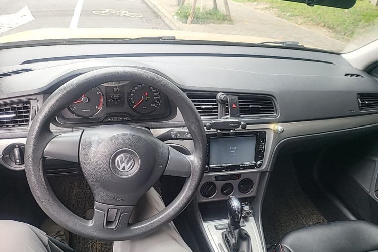 Used Volkswagen Lavida 2013 Revised Classic 1.6L Automatic Fashion Edition Center Console