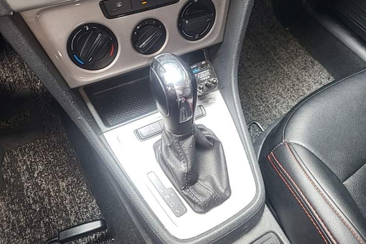 Used Volkswagen Lavida 2013 Revised Classic 1.6L Automatic Fashion Edition Gear Lever