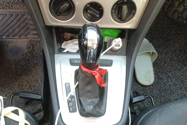 Used Volkswagen Lavida 2013 1.6L Automatic Fashion Edition Gear Lever