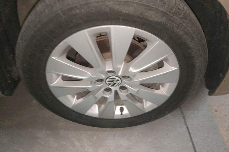 Used Volkswagen Lavida 2013 1.4TSI DSG Comfort Edition Right Front Wheel Hub