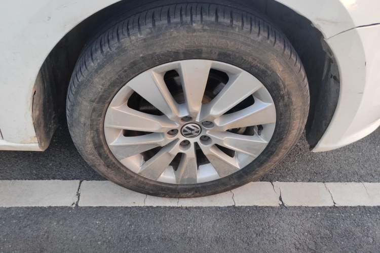 Used Volkswagen Lavida 2013 Restyled Classic 1.6L Manual Comfort Edition Right Front Wheel Hub