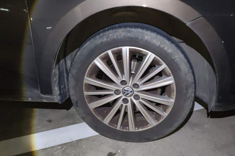 Used Volkswagen Lavida 2013 1.4TSI DSG Comfort Edition Right Front Wheel Hub