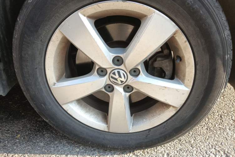 Used Volkswagen Lavida 2013 1.6L Automatic Fashion Edition Right Front Wheel Hub