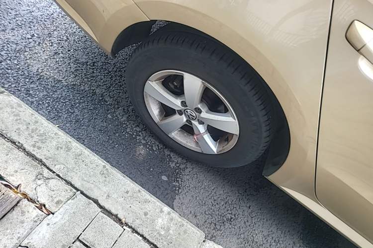 Used Volkswagen Lavida 2013 Revised Classic 1.6L Automatic Fashion Edition Right Rear Wheel Hub