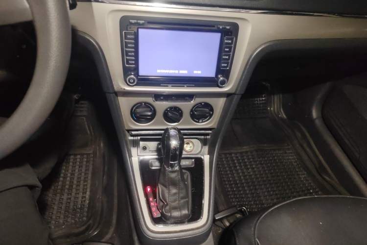 Used Volkswagen Lavida 2013 Restyled Classic 1.6L Automatic Comfort Edition Audio And AC Panel
