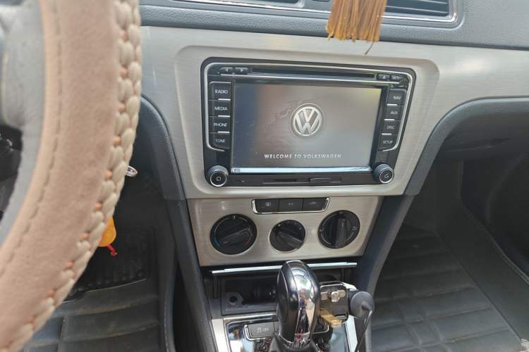 Used Volkswagen Lavida 2013 Restyled Classic 1.6L Automatic Comfort Edition Audio And AC Panel