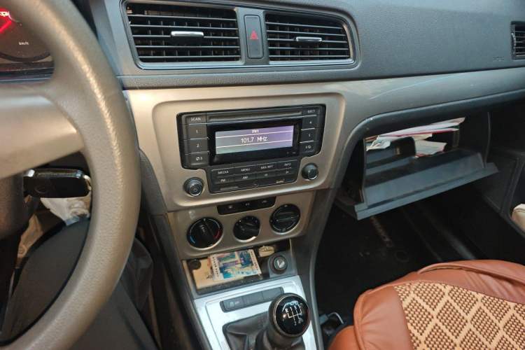 Used Volkswagen Lavida 2013 Revised Classic 1.6L Manual Fashion Edition Audio And AC Panel