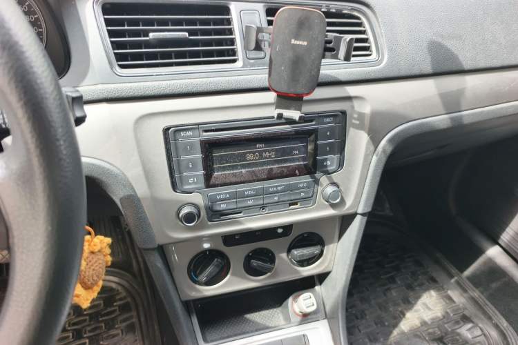 Used Volkswagen Lavida 2013 Revised Classic 1.6L Manual Fashion Edition Audio And AC Panel