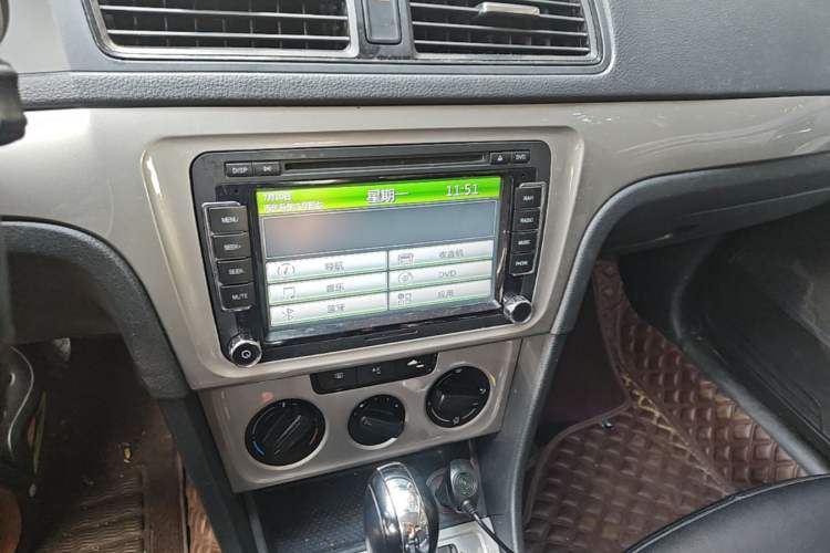 Used Volkswagen Lavida 2013 Revised Classic 1.6L Automatic Fashion Edition Audio And AC Panel