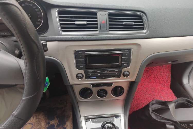 Used Volkswagen Lavida 2013 Restyled Classic 1.6L Manual Comfort Edition Audio And AC Panel