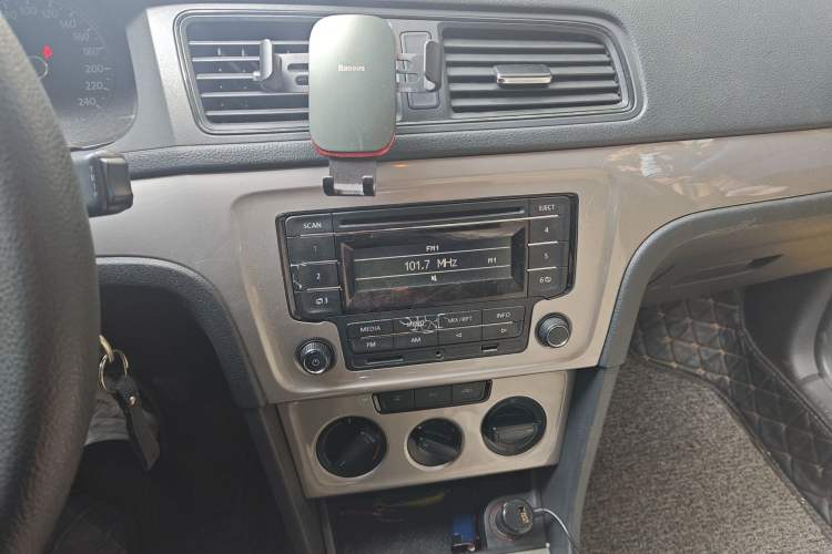 Used Volkswagen Lavida 2013 Revised Classic 1.6L Manual Fashion Edition Audio And AC Panel