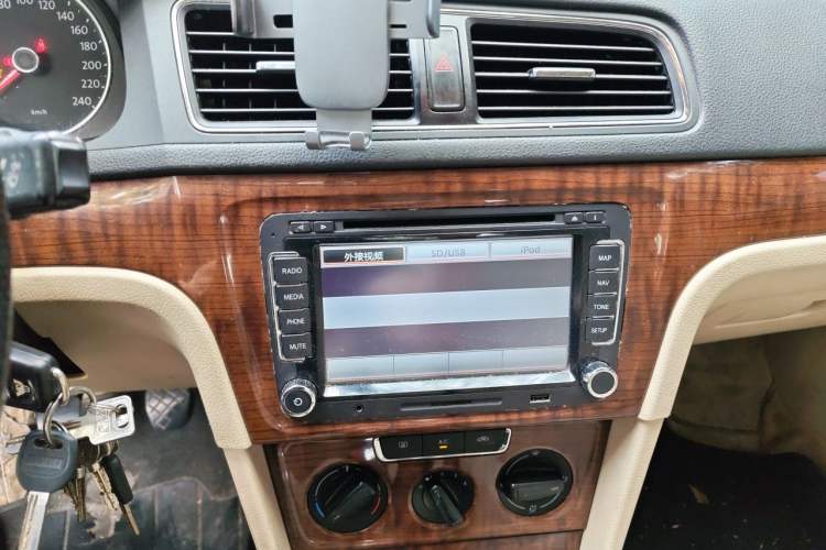 Used Volkswagen Lavida 2013 Restyled Classic 1.6L Manual Comfort Edition Audio And AC Panel