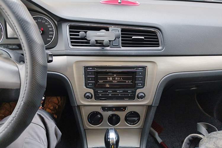 Used Volkswagen Lavida 2013 Restyled Classic 1.6L Automatic Comfort Edition Audio And AC Panel