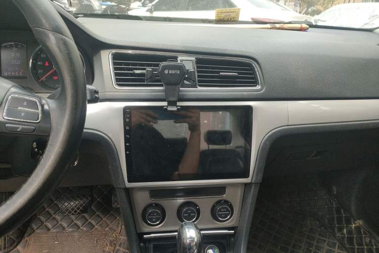 Used Volkswagen Lavida 2013 Revised Version 1.6L Automatic Luxury Edition Audio And AC Panel