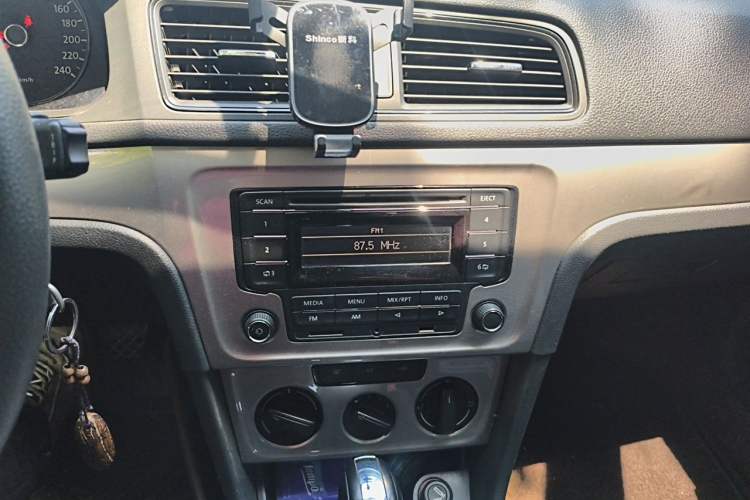 Used Volkswagen Lavida 2013 Revised Classic 1.6L Automatic Fashion Edition Audio And AC Panel
