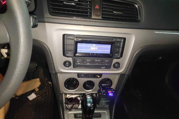 Used Volkswagen Lavida 2013 Revised Classic 1.6L Automatic Fashion Edition Audio And AC Panel