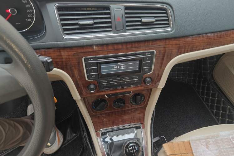 Used Volkswagen Lavida 2013 Restyled Classic 1.6L Manual Comfort Edition Audio And AC Panel