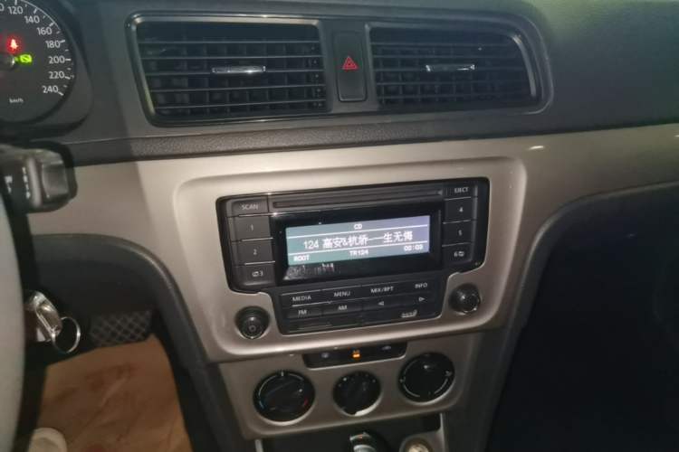 Used Volkswagen Lavida 2013 Revised Classic 1.6L Automatic Fashion Edition Audio And AC Panel