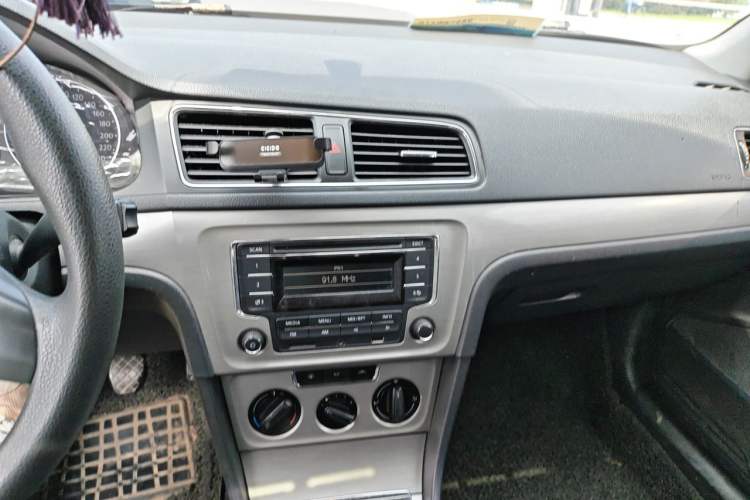Used Volkswagen Lavida 2013 1.6L Manual Comfort Edition Audio And AC Panel