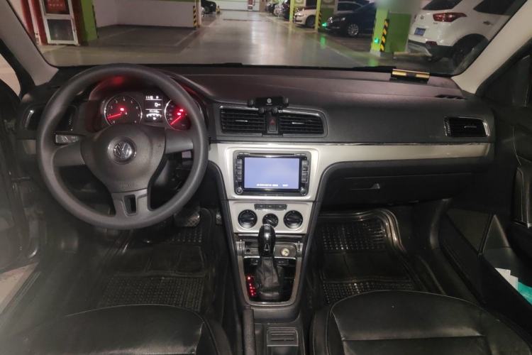 Used Volkswagen Lavida 2013 Restyled Classic 1.6L Automatic Comfort Edition Center Console