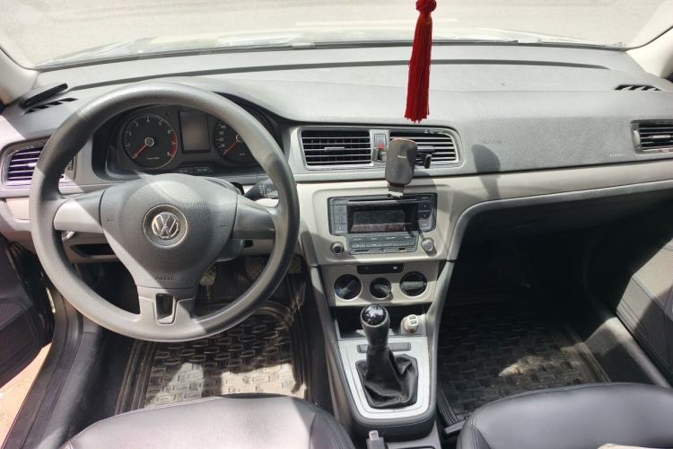 Used Volkswagen Lavida 2013 Revised Classic 1.6L Manual Fashion Edition Center Console