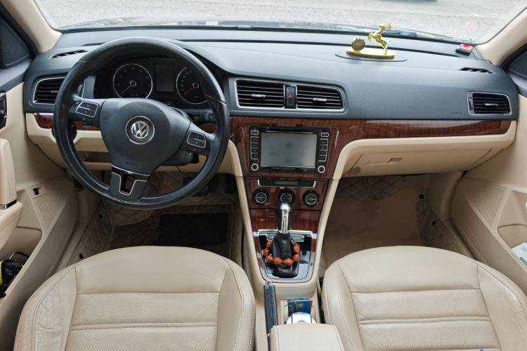 Used Volkswagen Lavida 2013 Revised Version 1.6L Automatic Luxury Edition Center Console