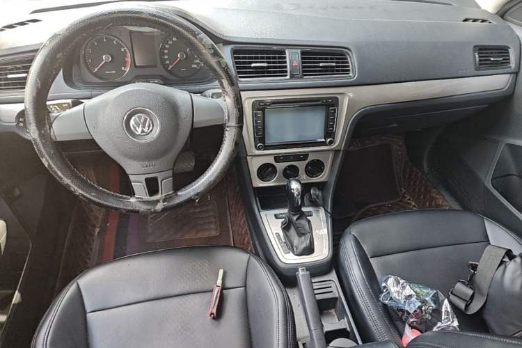 Used Volkswagen Lavida 2013 Revised Classic 1.6L Automatic Fashion Edition Center Console