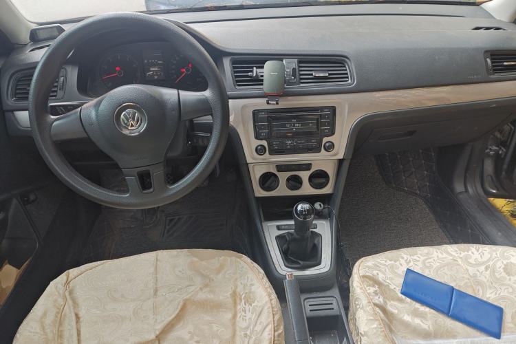 Used Volkswagen Lavida 2013 Revised Classic 1.6L Manual Fashion Edition Center Console