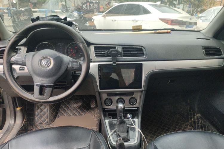 Used Volkswagen Lavida 2013 Revised Version 1.6L Automatic Luxury Edition Center Console