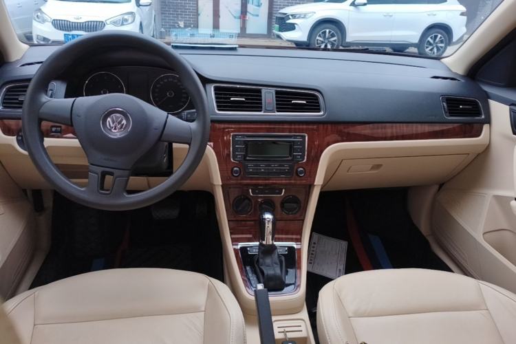 Used Volkswagen Lavida 2013 Restyled Classic 1.6L Automatic Comfort Edition Center Console