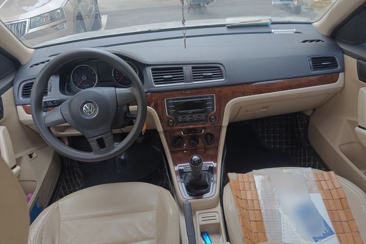 Used Volkswagen Lavida 2013 Restyled Classic 1.6L Manual Comfort Edition Center Console